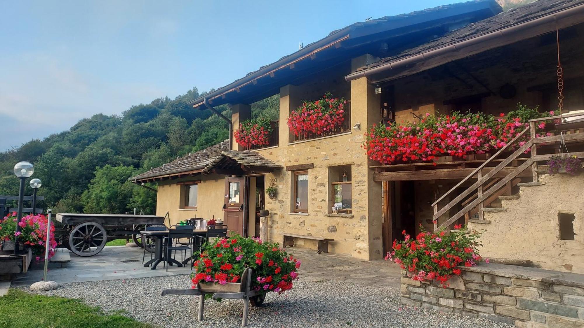 Ca Praudin Hotell Vico Canavese Rum bild